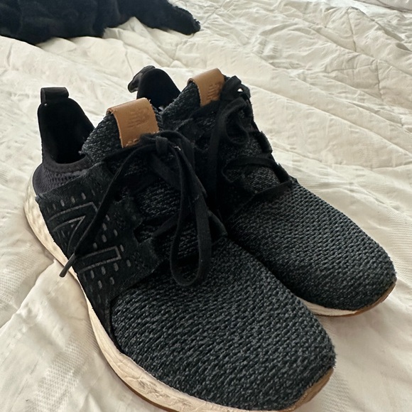 Used New Balance Women’s Sneaker size 7 - Picture 2 of 4